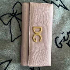 Used D&G pastel pink wallet! Minor scuff other than that it’s in good condition!